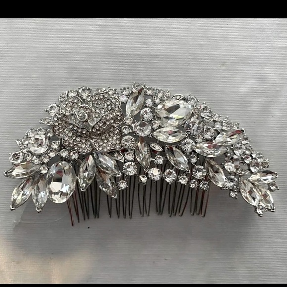 New plastic tag still attached just price removed bridal hair piece. Never worn - Picture 1 of 1